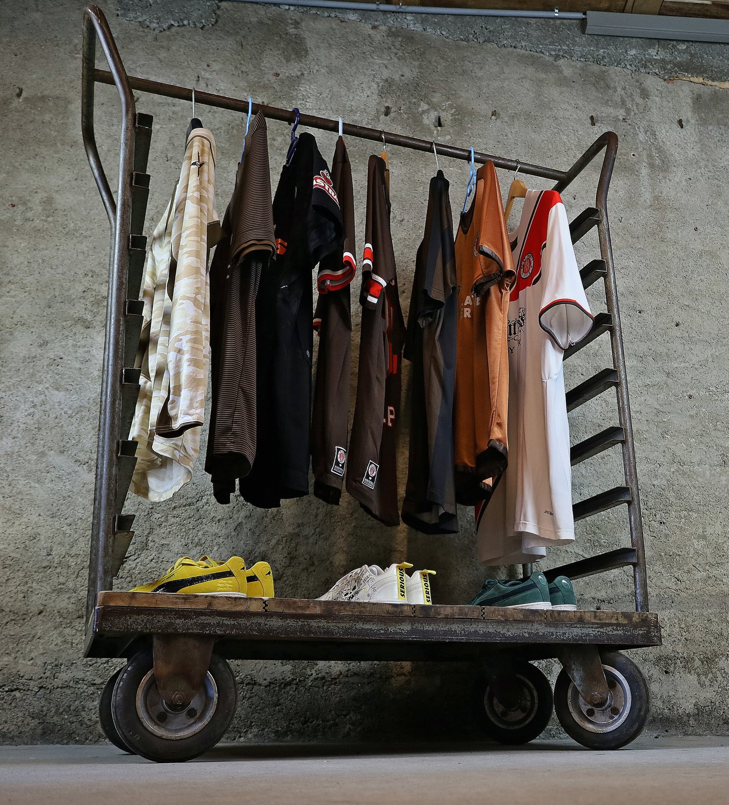Industrie Rollwagen als Garderobe