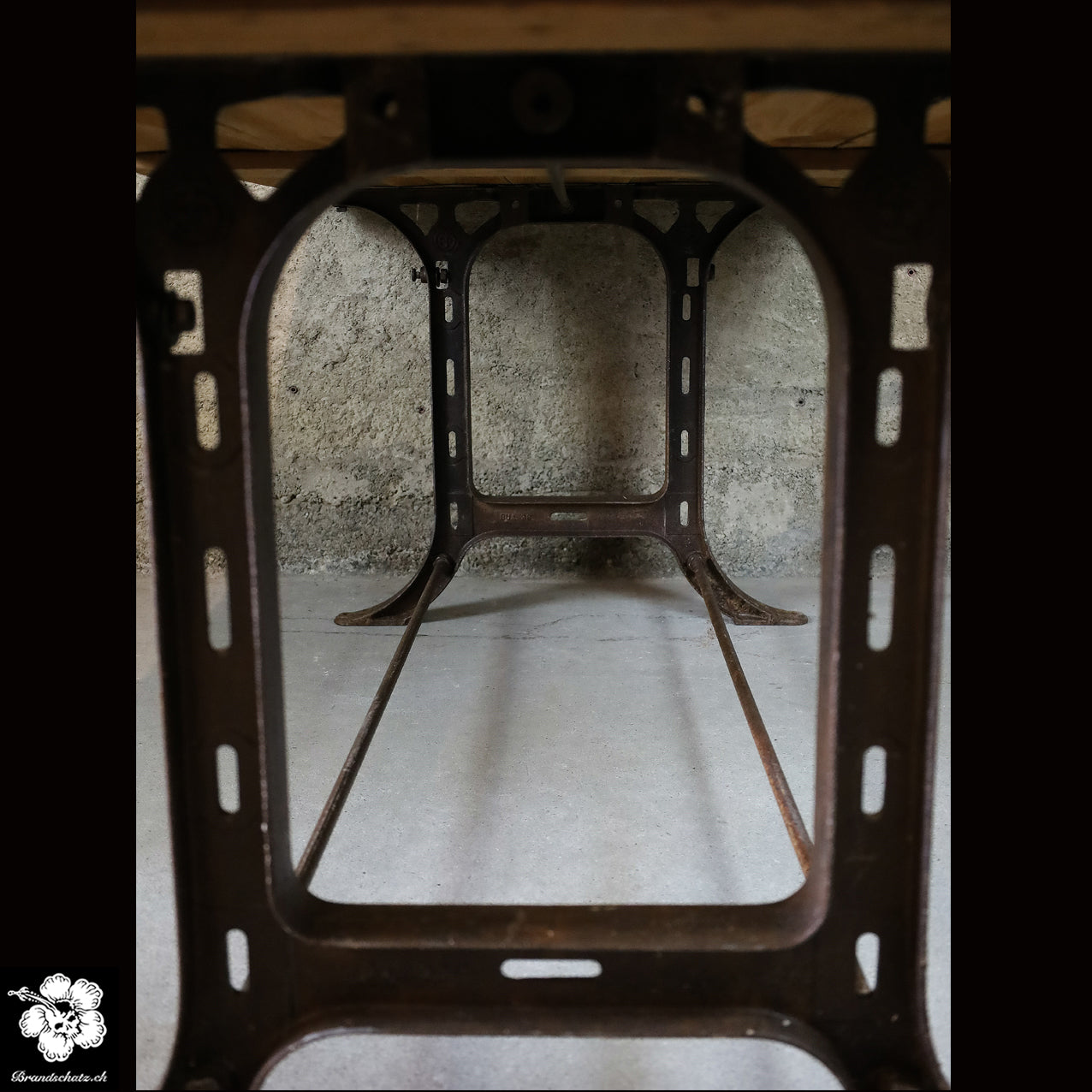 Esstisch, Präsentationstisch mit Gusseisenfüsse