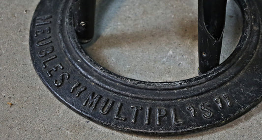 Stehtisch "Meuble Multipl's" mit Gusseisenfuss