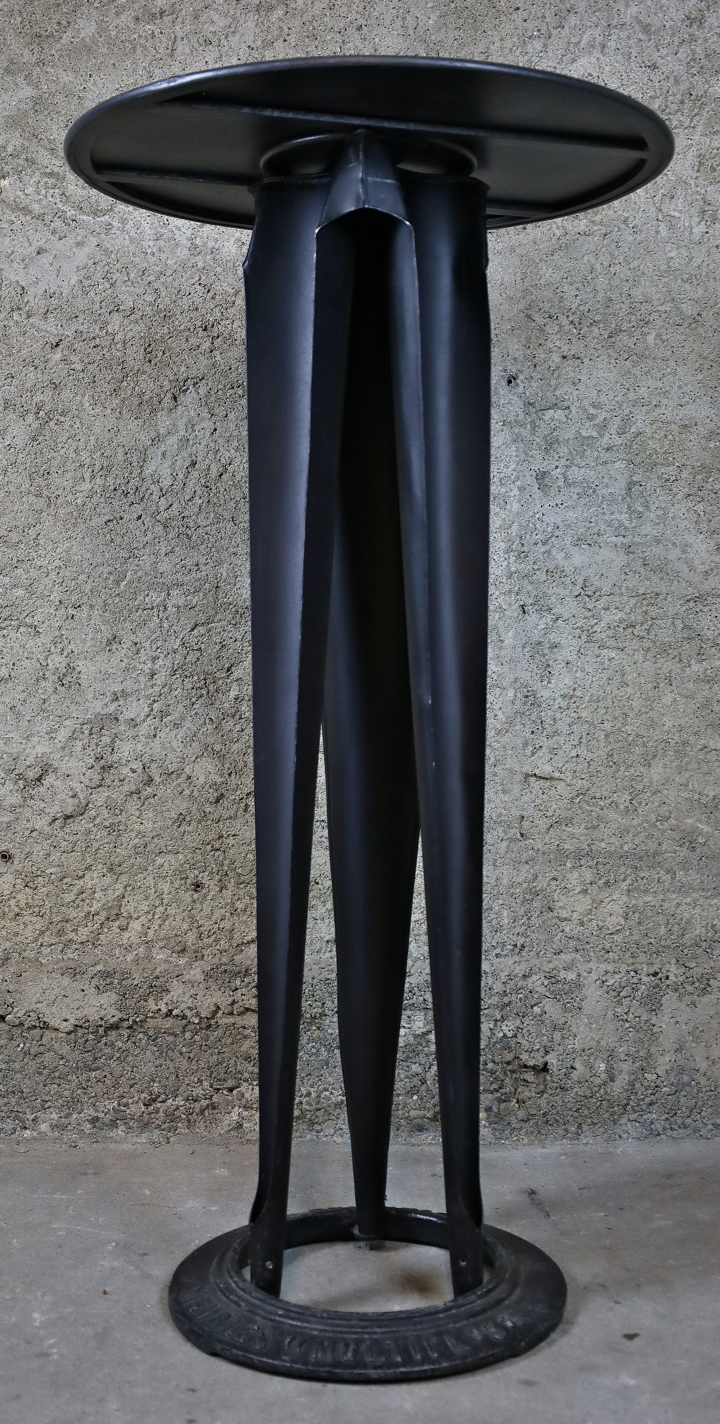 Stehtisch "Meuble Multipl's" mit Gusseisenfuss