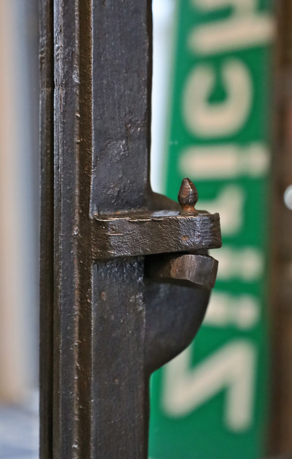 riesiges Gusseisenfenster, Rundbogenfenster verspiegelt