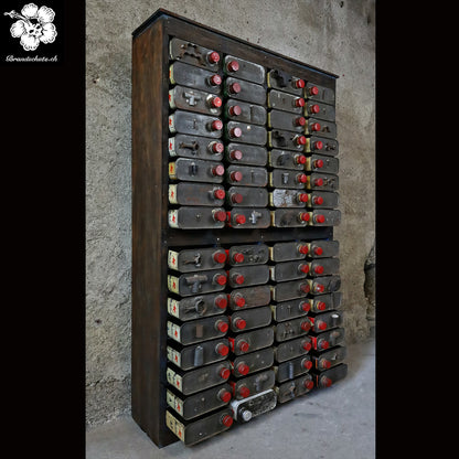 Ölbidon Kabinett, Öldosen Schubladenmöbel