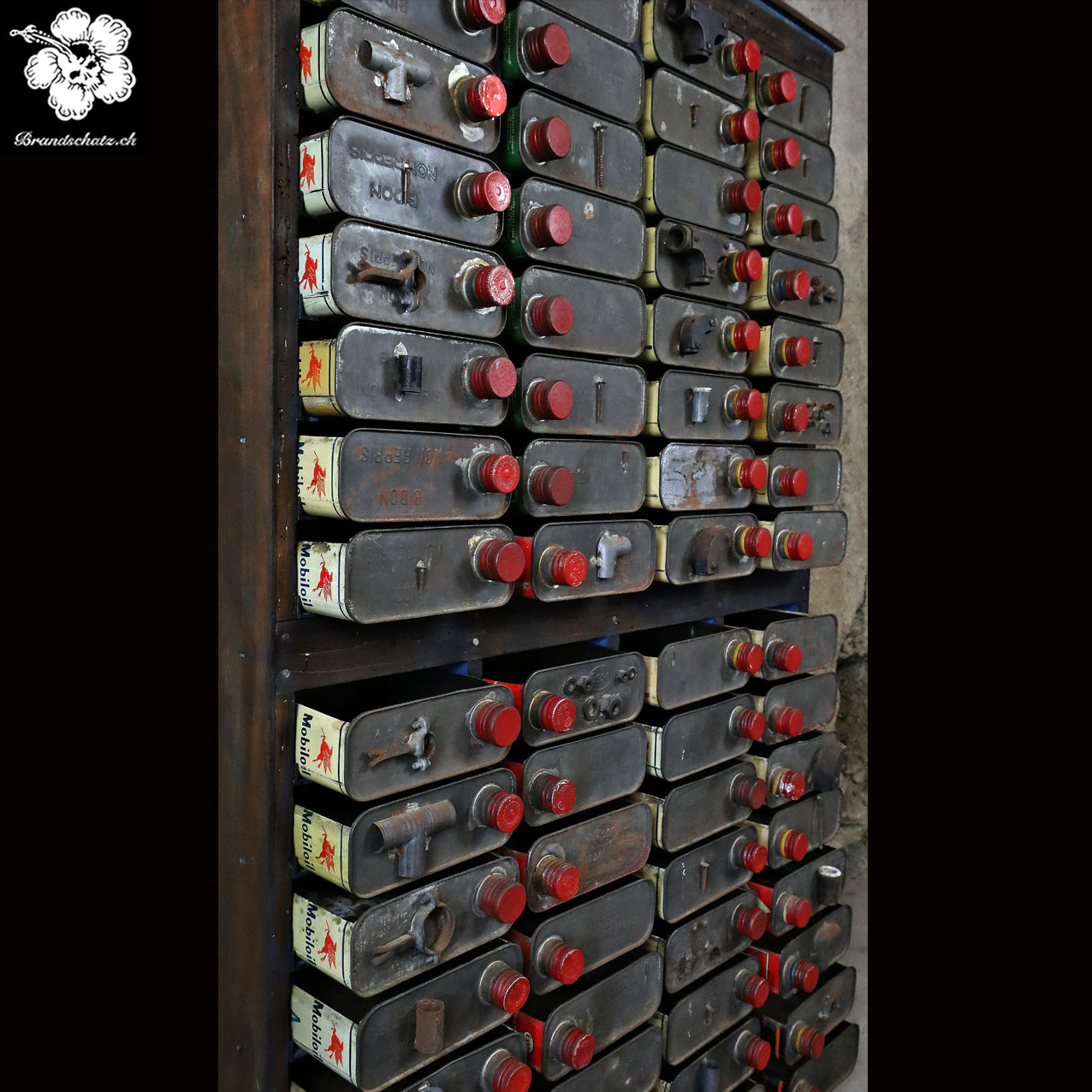 Ölbidon Kabinett, Öldosen Schubladenmöbel