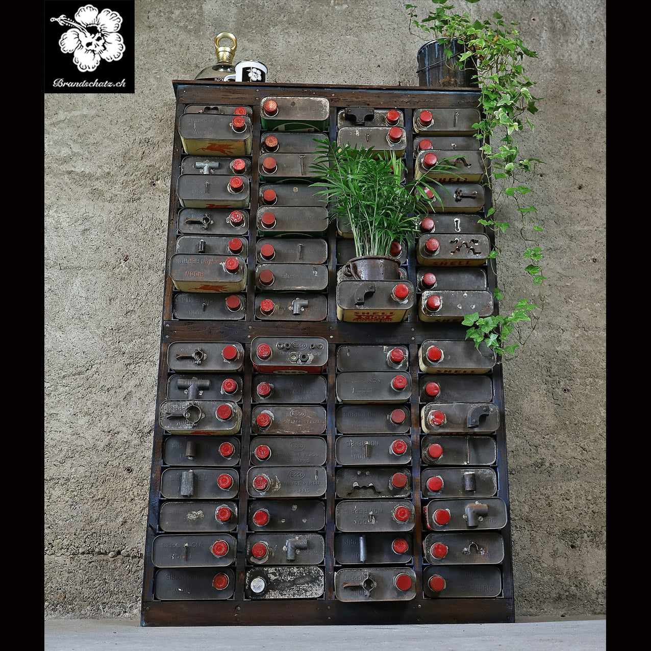 Ölbidon Kabinett, Öldosen Schubladenmöbel