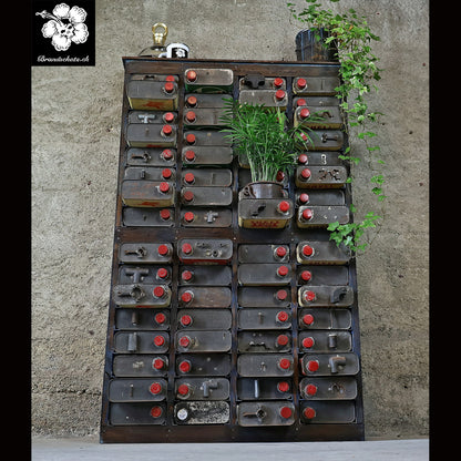 Ölbidon Kabinett, Öldosen Schubladenmöbel