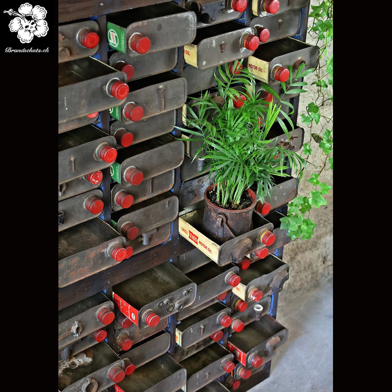 Ölbidon Kabinett, Öldosen Schubladenmöbel