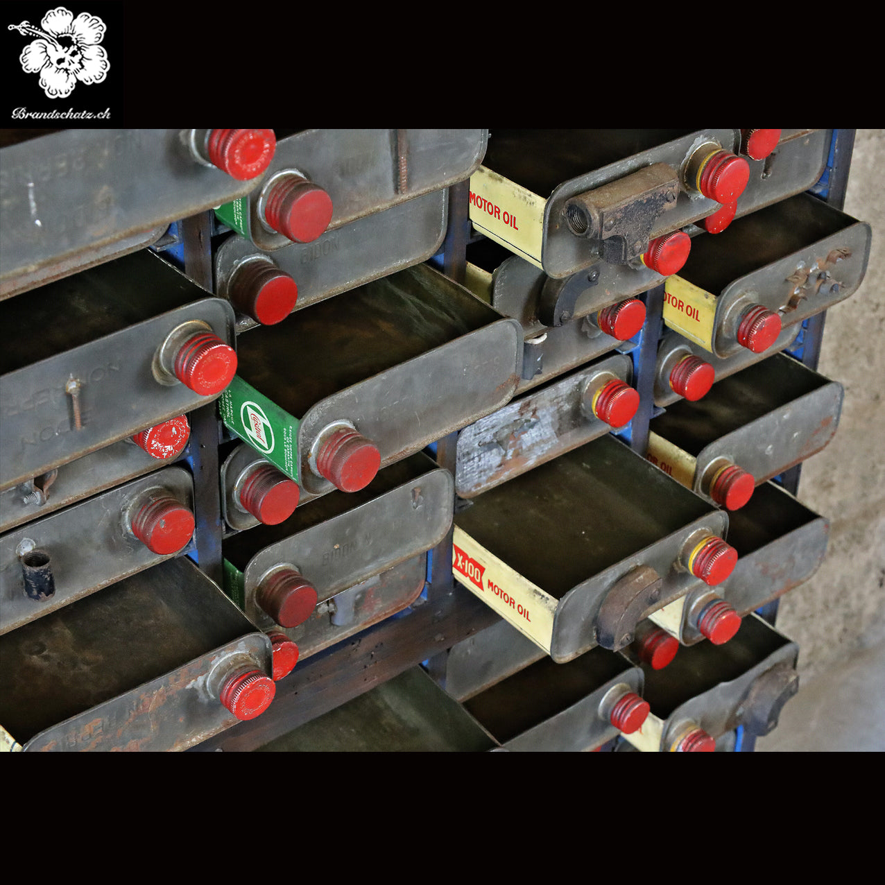 Ölbidon Kabinett, Öldosen Schubladenmöbel