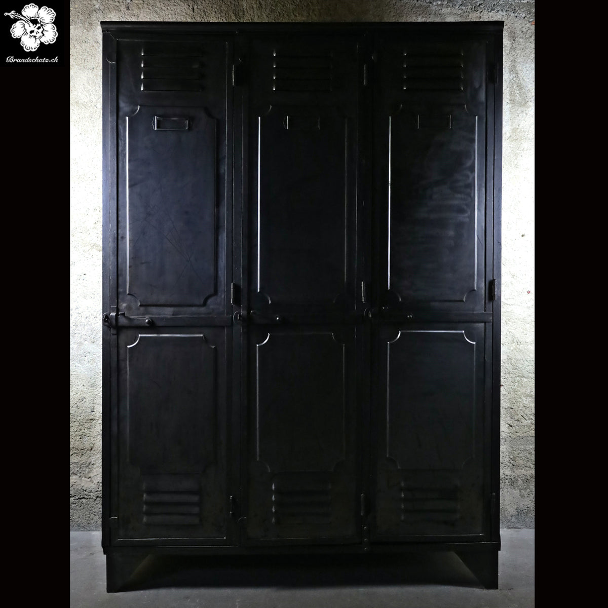 3-door locker / wardrobe