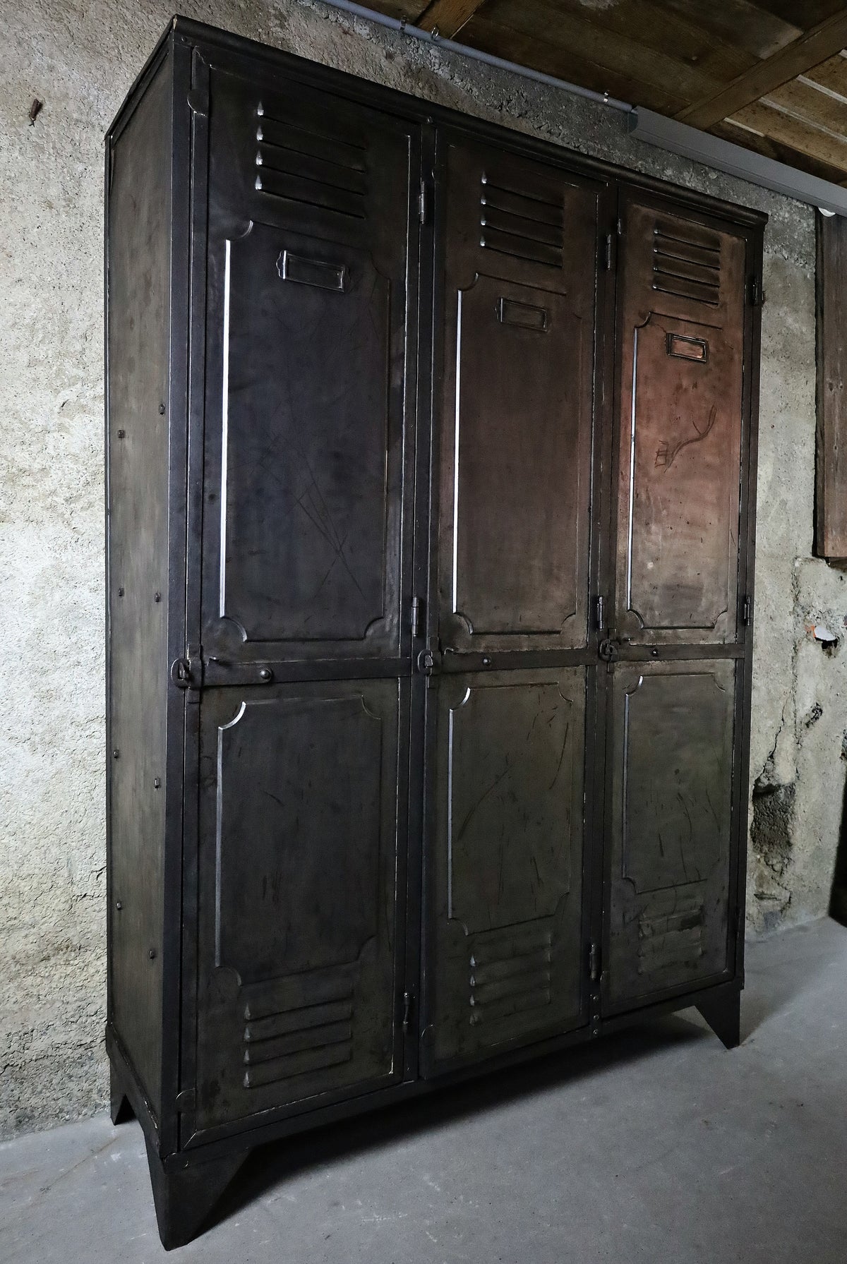 3-door locker / wardrobe