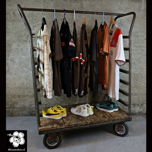 Industrie Rollwagen als Garderobe