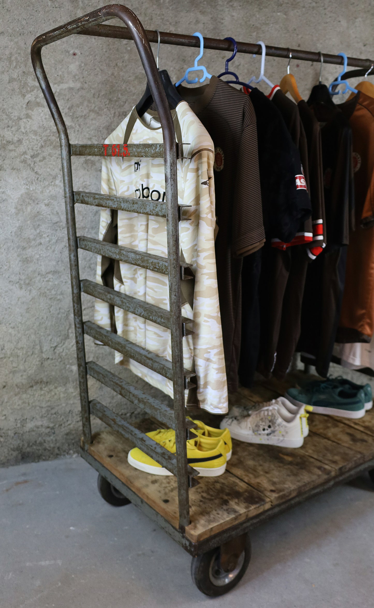 Industrie Rollwagen als Garderobe