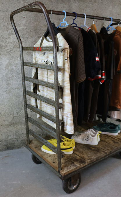 Industrie Rollwagen als Garderobe