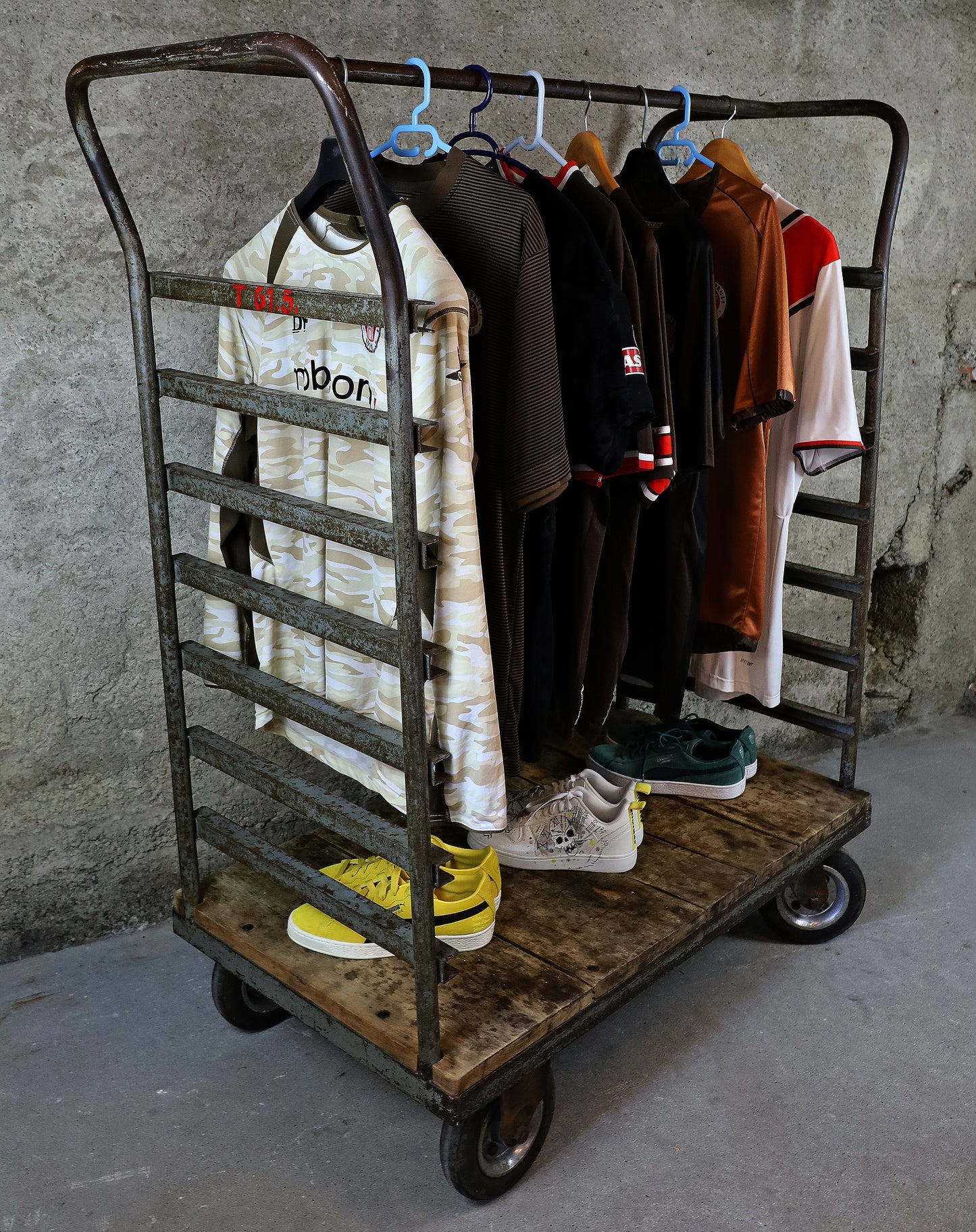 Industrie Rollwagen als Garderobe