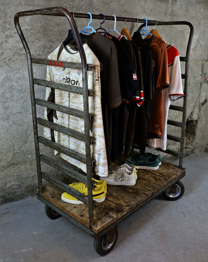 Industrie Rollwagen als Garderobe