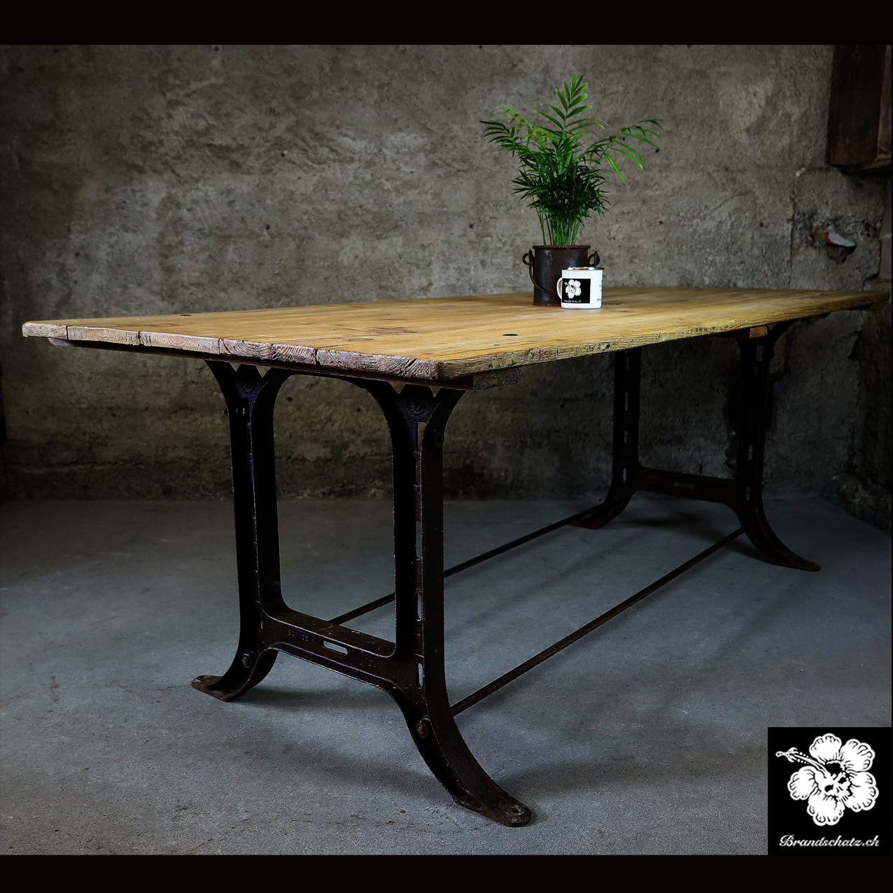 Esstisch, Präsentationstisch mit Gusseisenfüsse