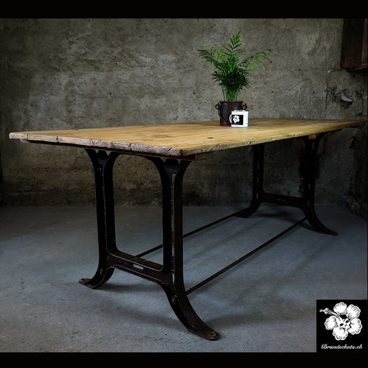 Esstisch, Präsentationstisch mit Gusseisenfüsse