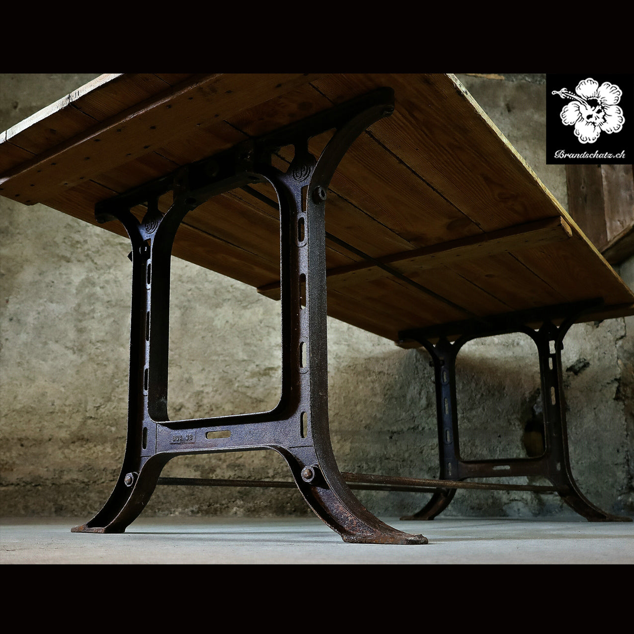 Esstisch, Präsentationstisch mit Gusseisenfüsse