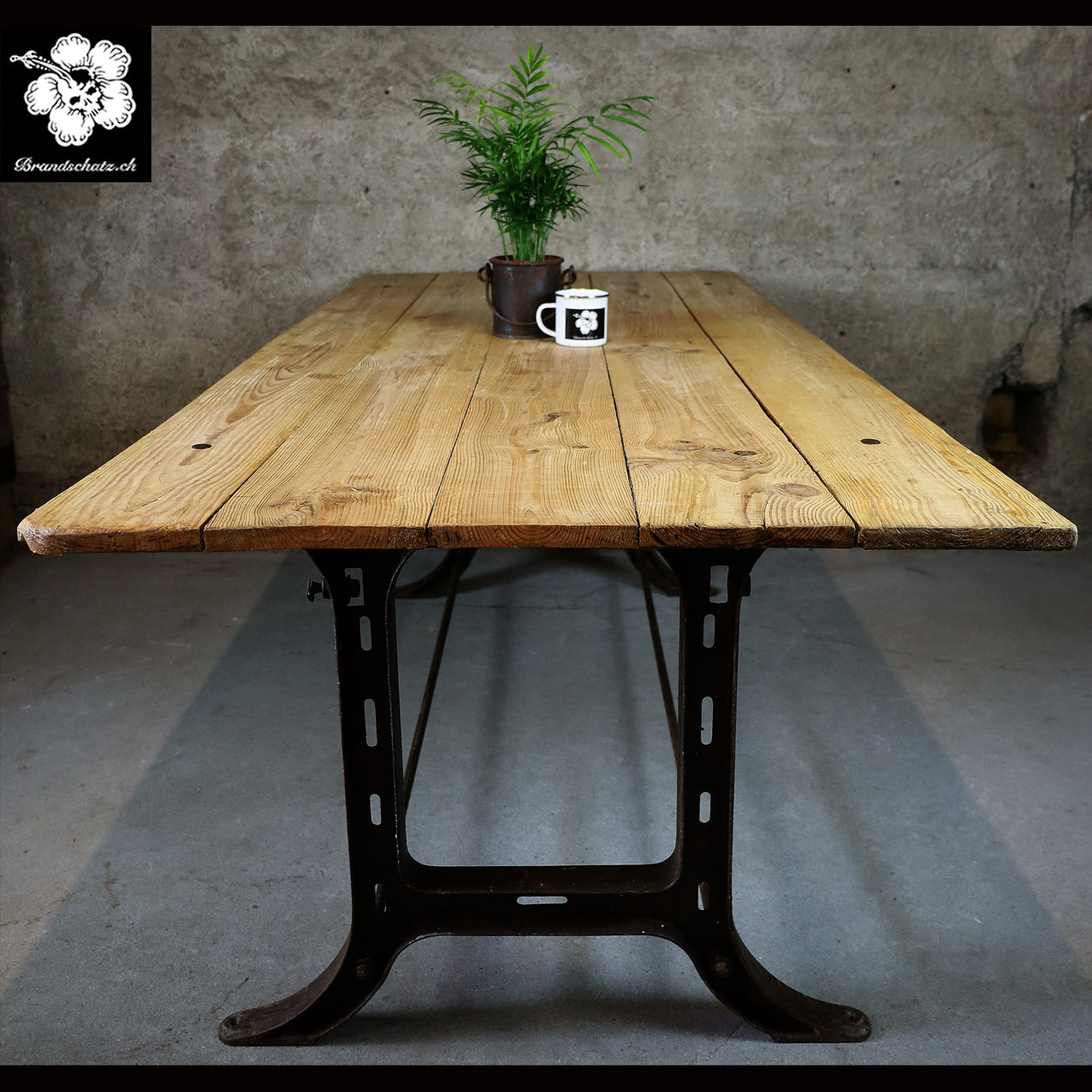 Esstisch, Präsentationstisch mit Gusseisenfüsse