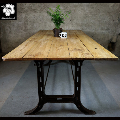 Esstisch, Präsentationstisch mit Gusseisenfüsse