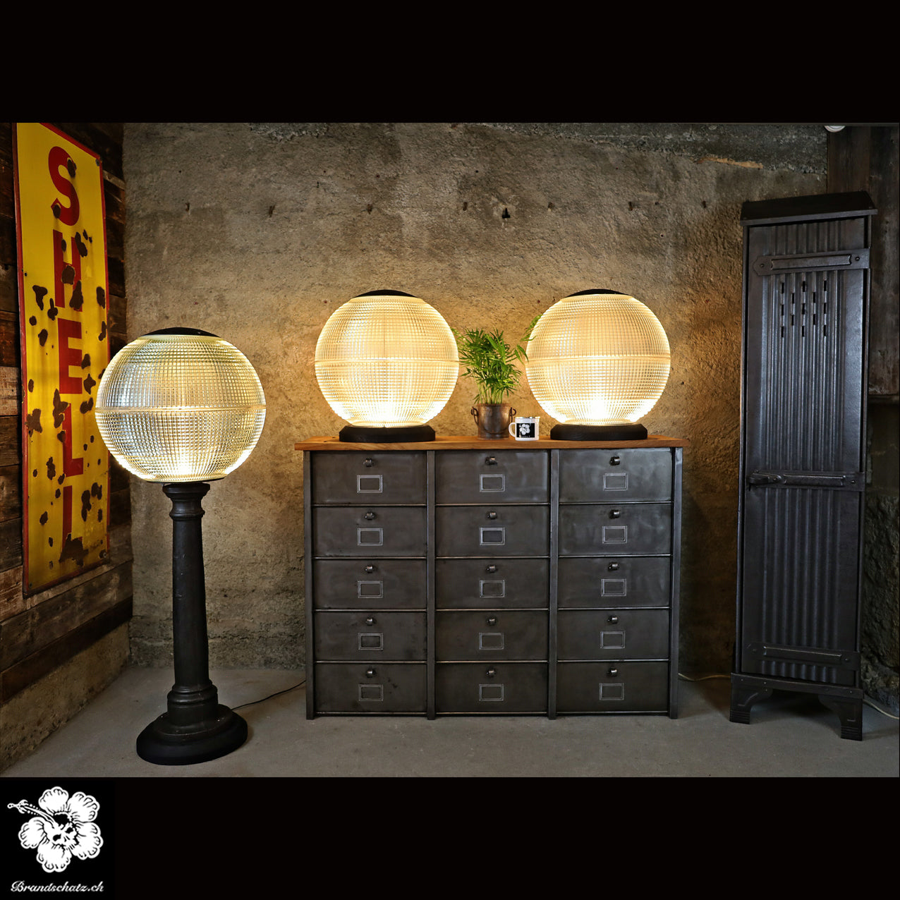 Holophane Stehleuchte, Lampe, Stehlampe auf Gussfuss