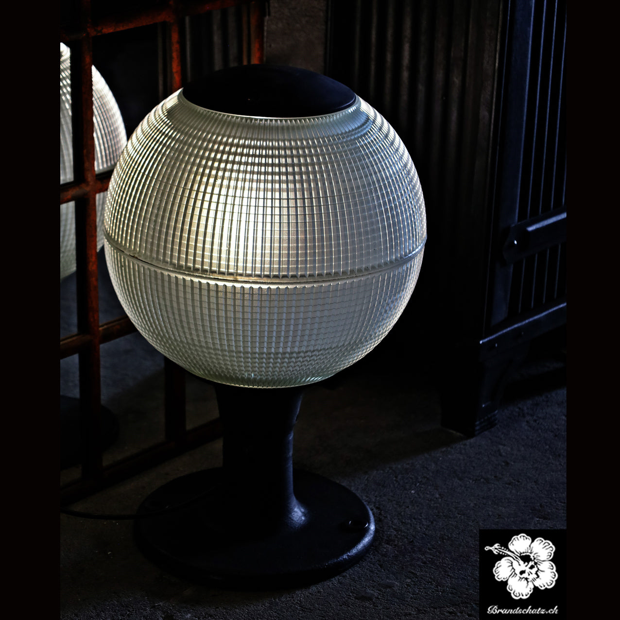 Holophane Stehleuchte, Lampe, Stehlampe auf kl. Gussfuss