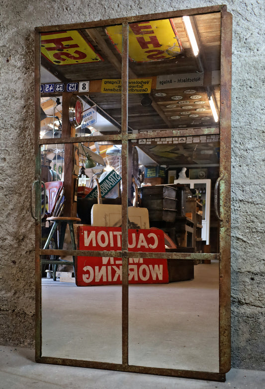 Eisenfenster verspiegelt