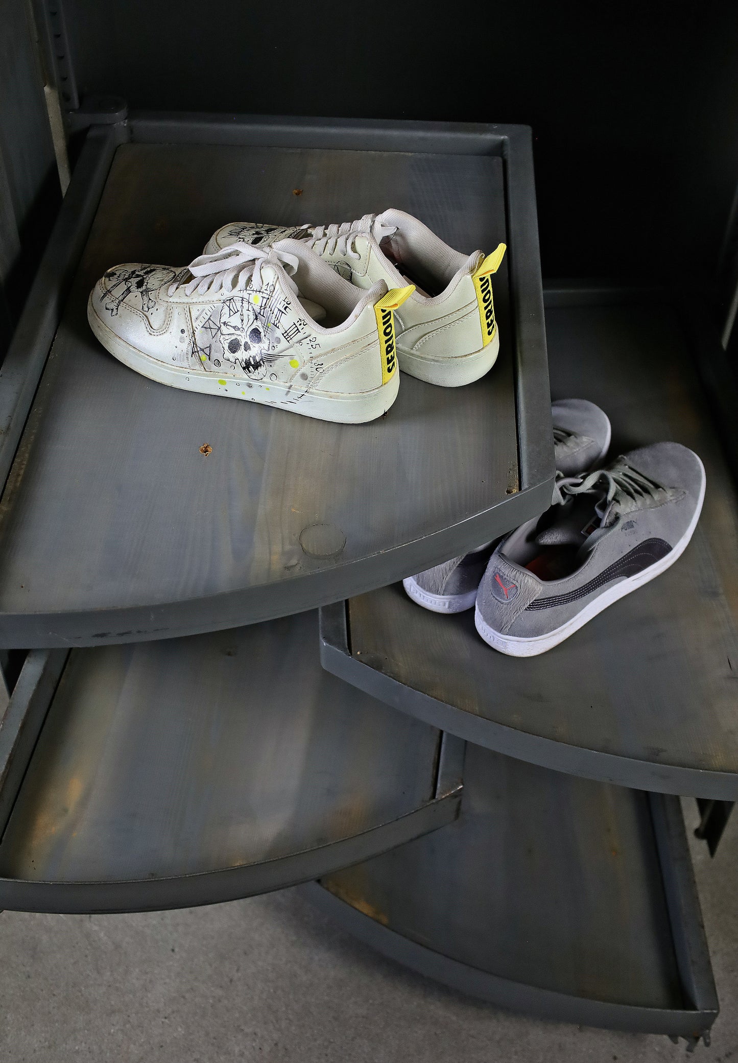 Vidmar Werkstattschrank, Werkzeugschrank, Schuhschrank "Swoosh"
