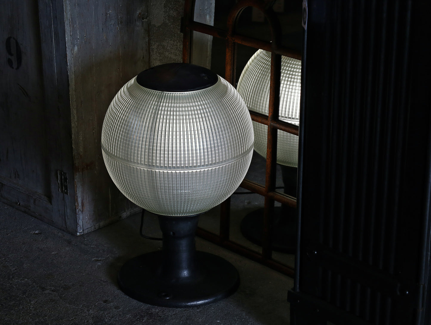 Holophane Stehleuchte, Lampe, Stehlampe auf kl. Gussfuss