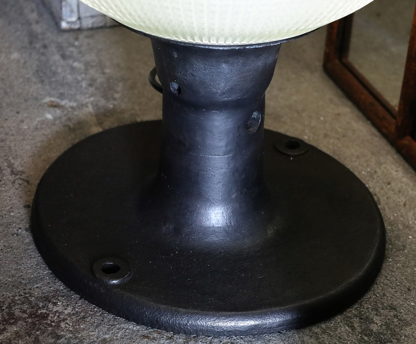 Holophane Stehleuchte, Lampe, Stehlampe auf kl. Gussfuss