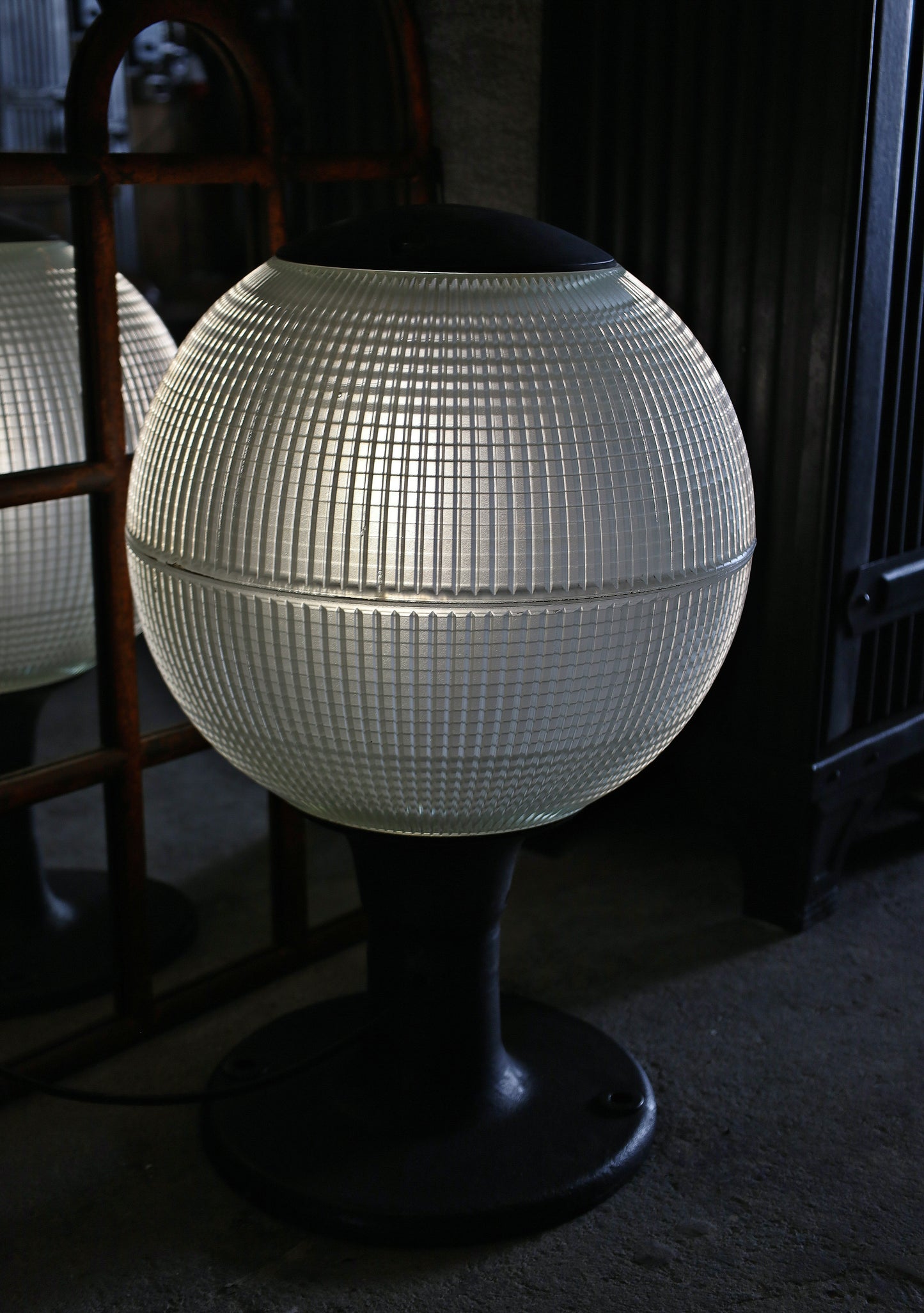 Holophane Stehleuchte, Lampe, Stehlampe auf kl. Gussfuss