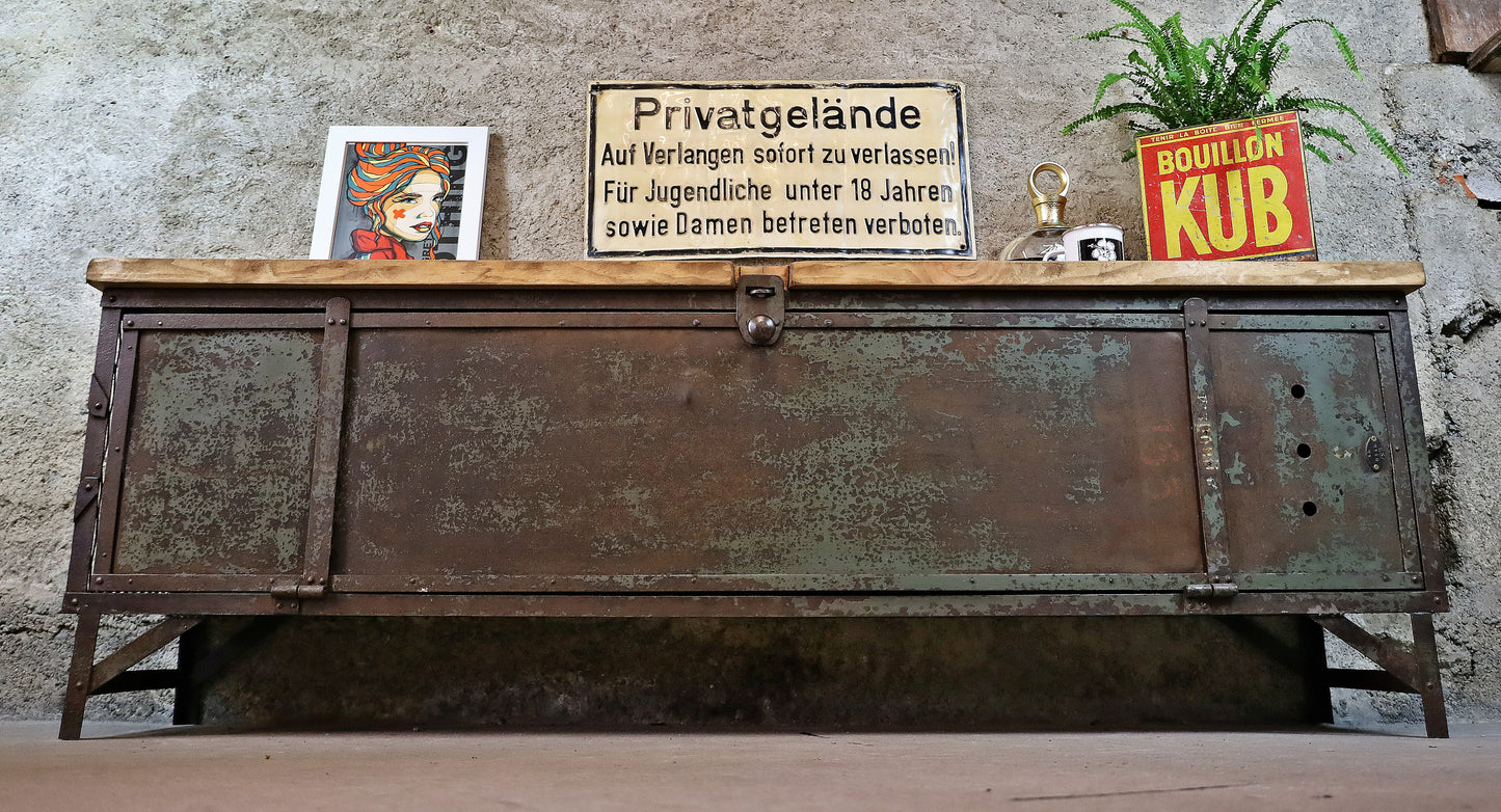 Lowboard, TV Möbel aus altem Spind, Sideboard / Schuhbank