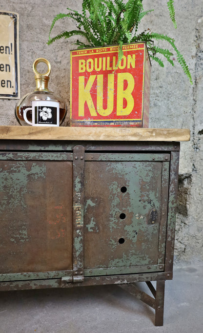 Lowboard, TV Möbel aus altem Spind, Sideboard / Schuhbank