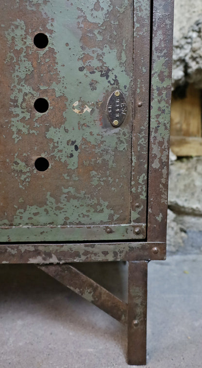 Lowboard, TV Möbel aus altem Spind, Sideboard / Schuhbank