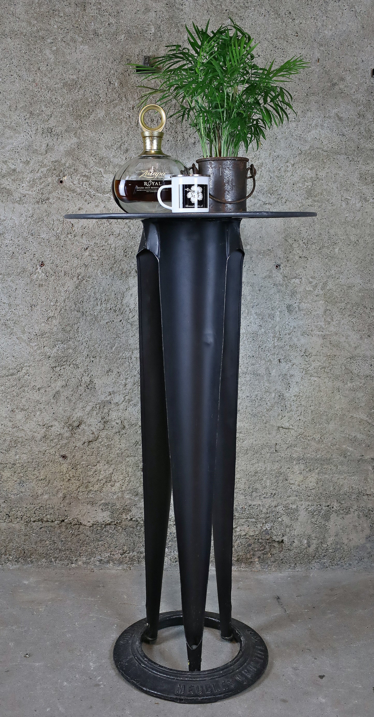 Stehtisch "Meuble Multipl's" mit Gusseisenfuss