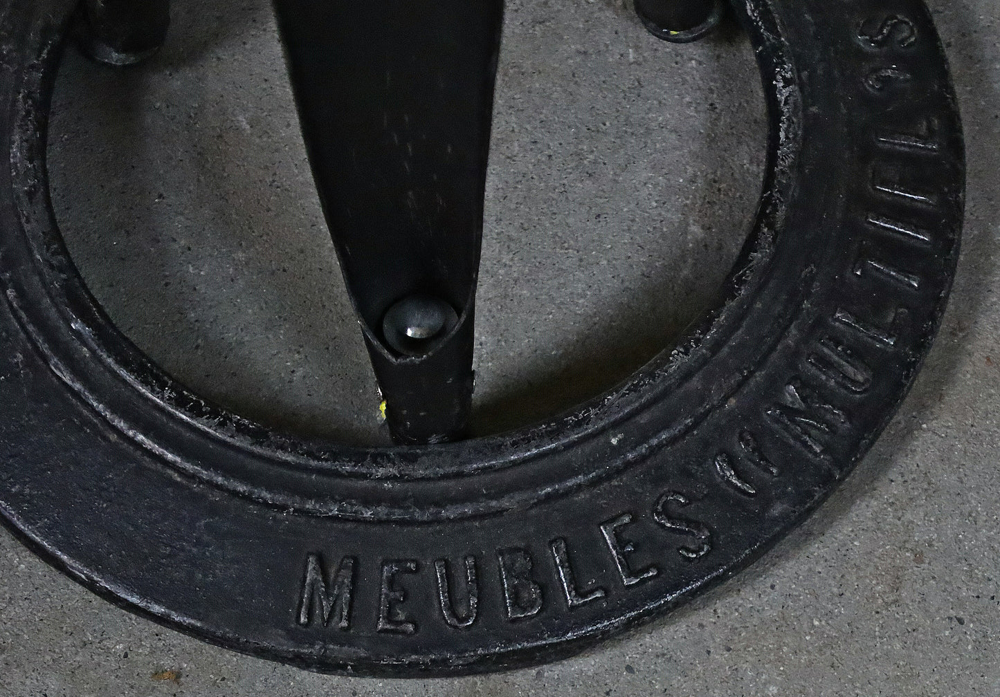 Stehtisch "Meuble Multipl's" mit Gusseisenfuss