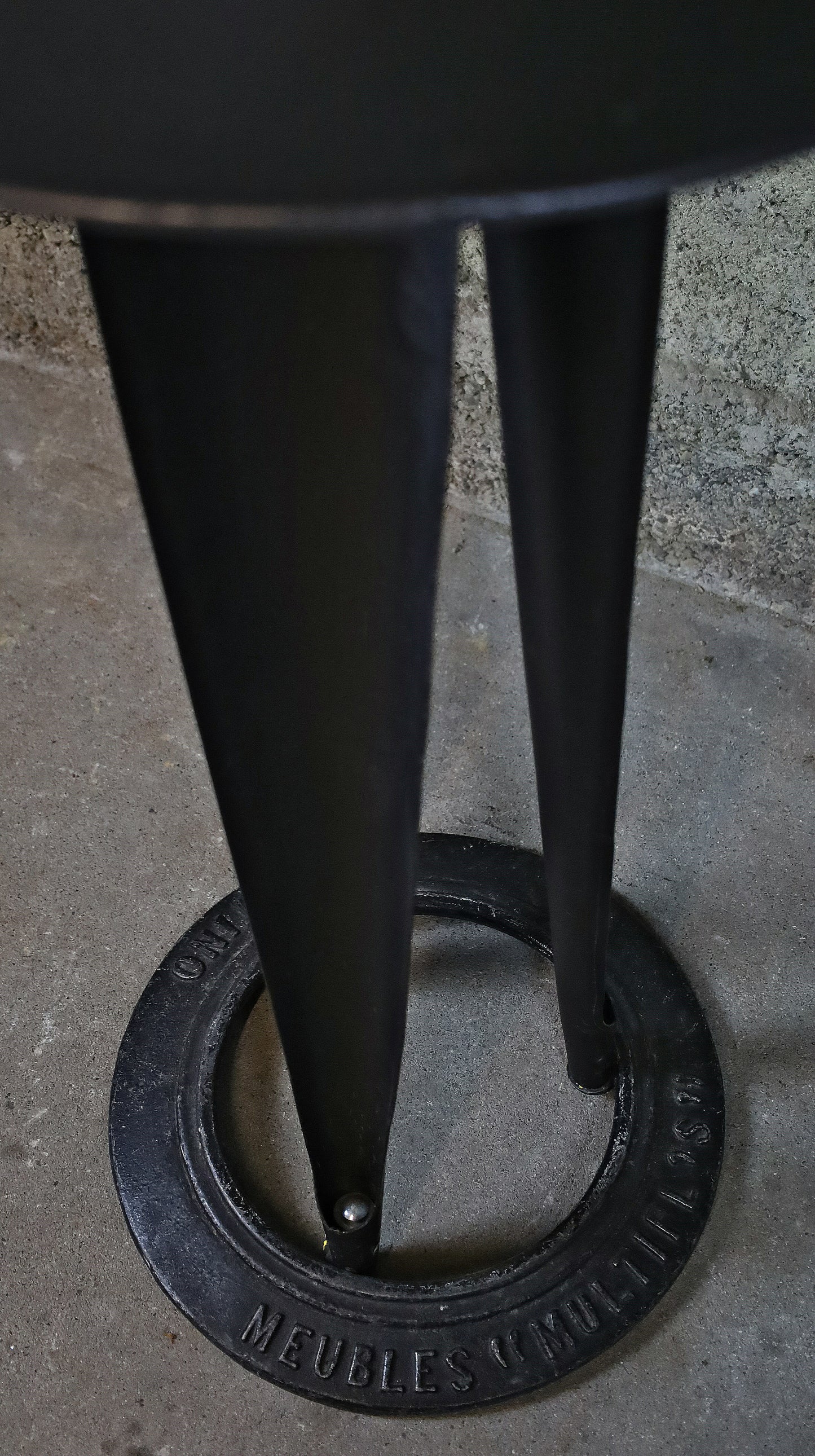 Stehtisch "Meuble Multipl's" mit Gusseisenfuss