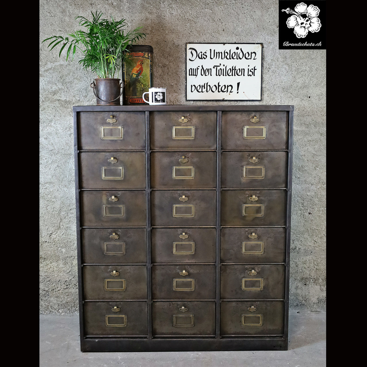 Morgan Strasbourg 18türiger Klappschrank / Aktenschrank