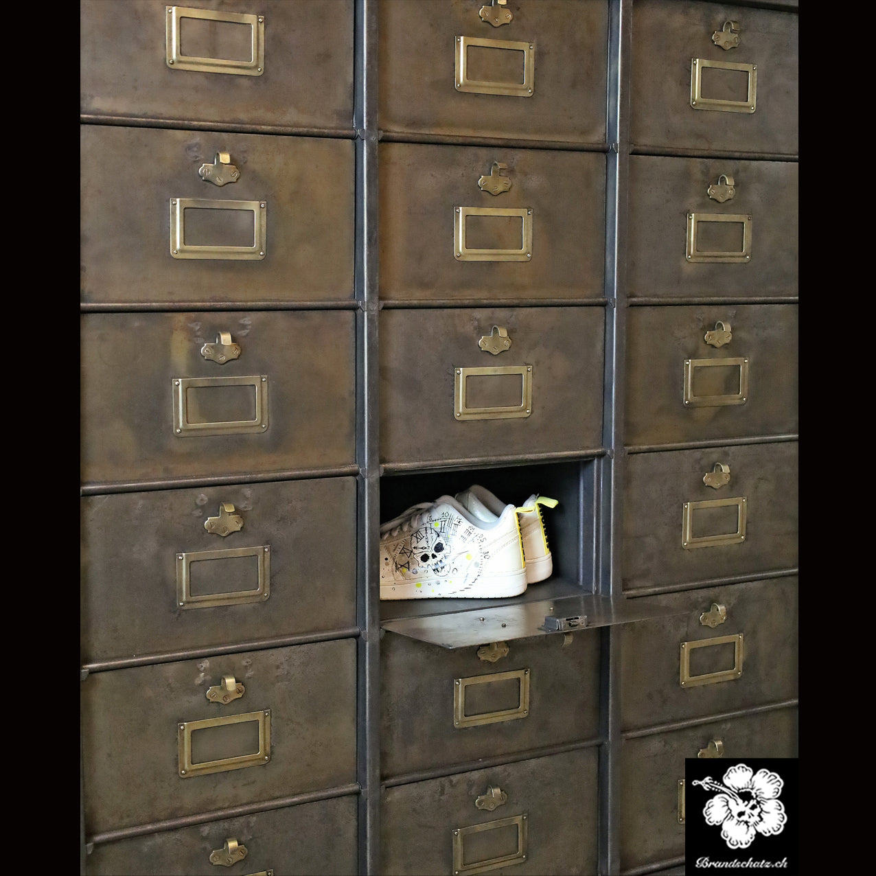 Morgan Strasbourg 18türiger Klappschrank / Aktenschrank