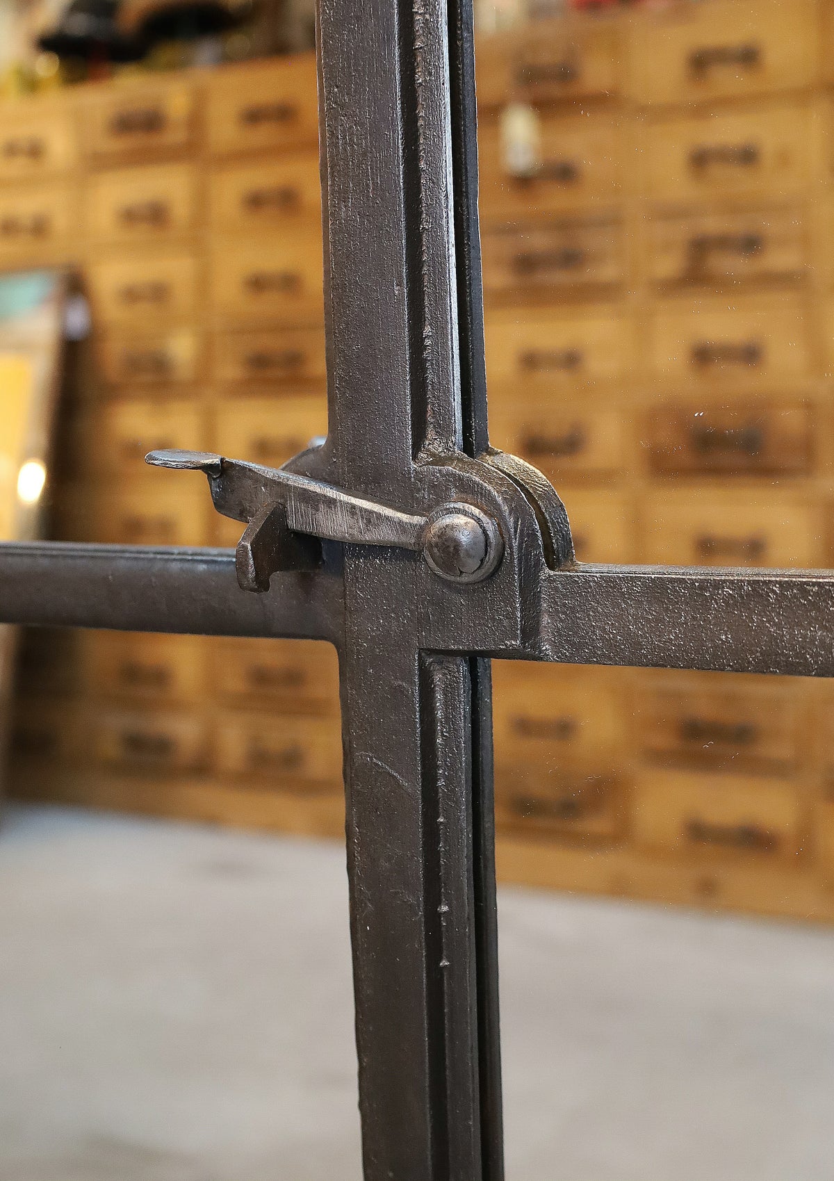 riesiges Gusseisenfenster, Rundbogenfenster verspiegelt