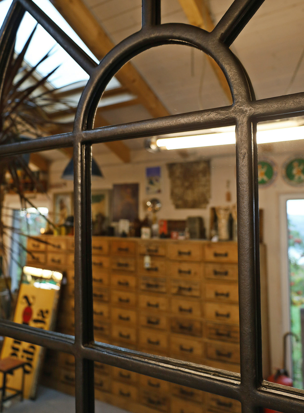 riesiges Gusseisenfenster, Rundbogenfenster verspiegelt
