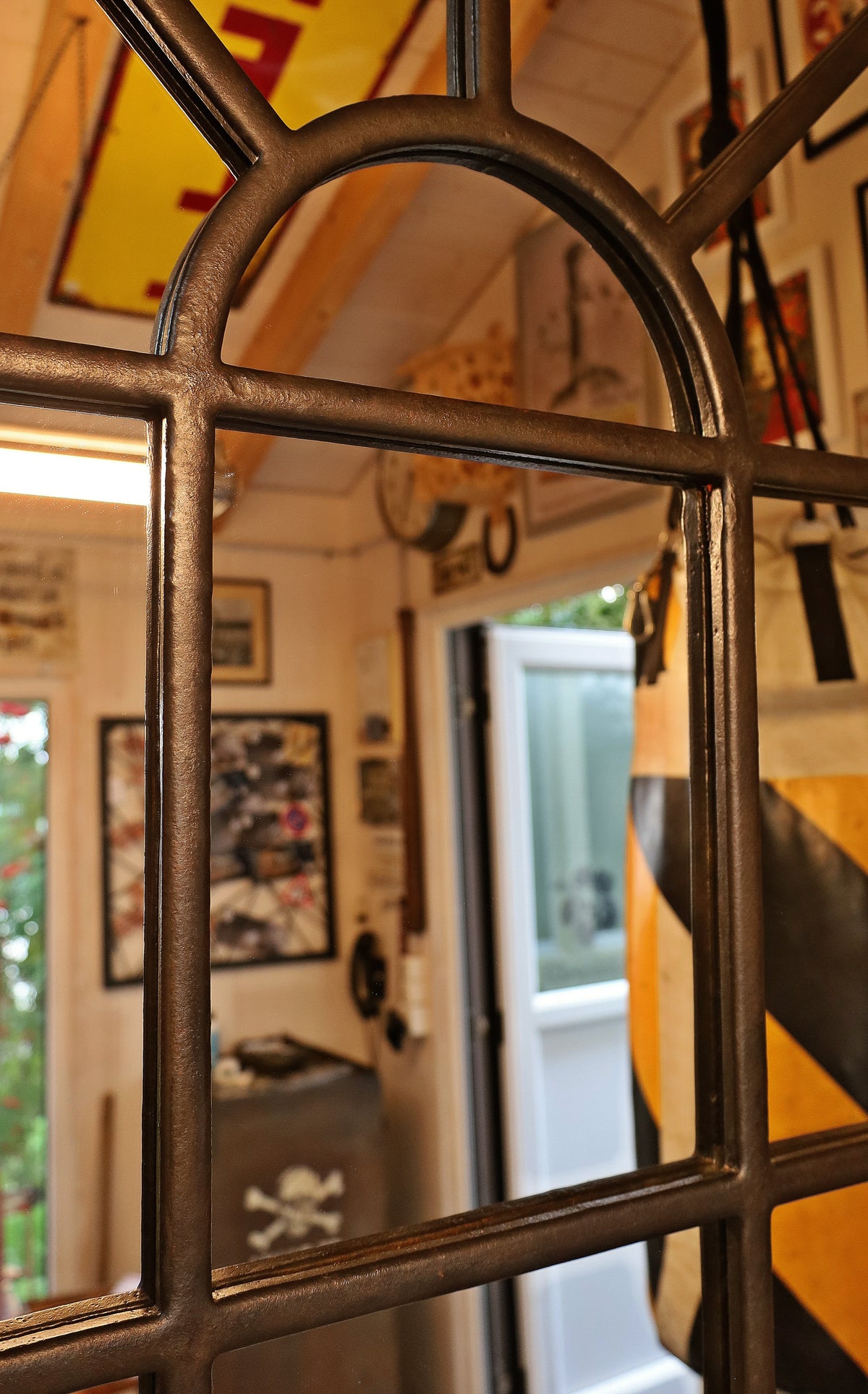 riesiges Gusseisenfenster, Rundbogenfenster verspiegelt