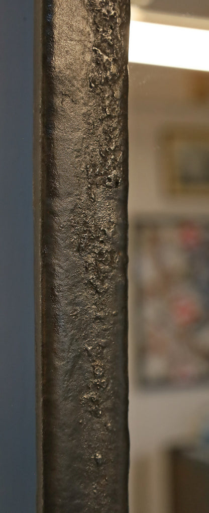 riesiges Gusseisenfenster, Rundbogenfenster verspiegelt