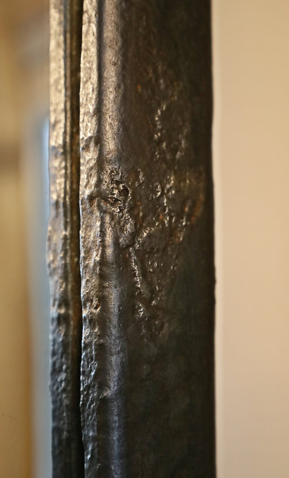 riesiges Gusseisenfenster, Rundbogenfenster verspiegelt