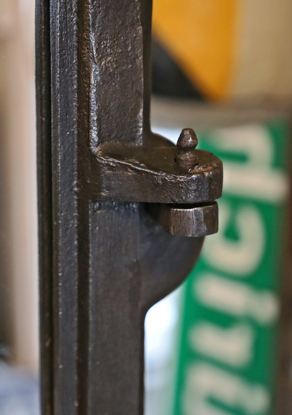 riesiges Gusseisenfenster, Rundbogenfenster verspiegelt