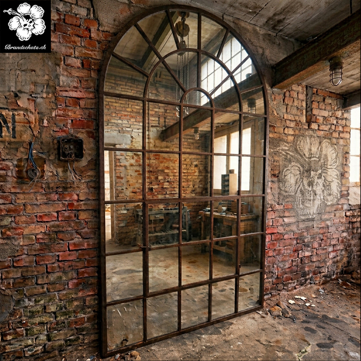 riesiges Gusseisenfenster, Rundbogenfenster verspiegelt