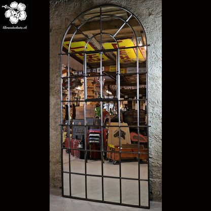 englisches Gusseisenfenster, Rundbogenfenster verspiegelt