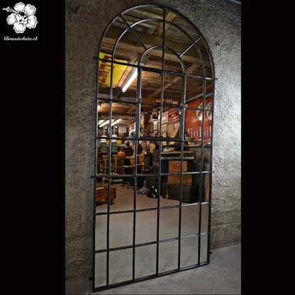 englisches Gusseisenfenster, Rundbogenfenster verspiegelt