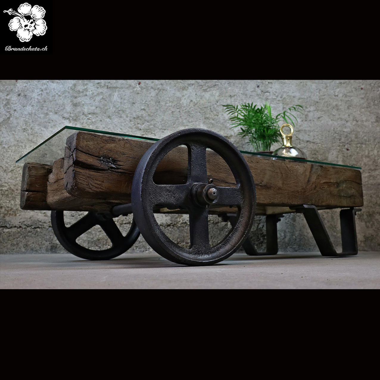 Couchtisch aus altem Schwerlast-Wagen