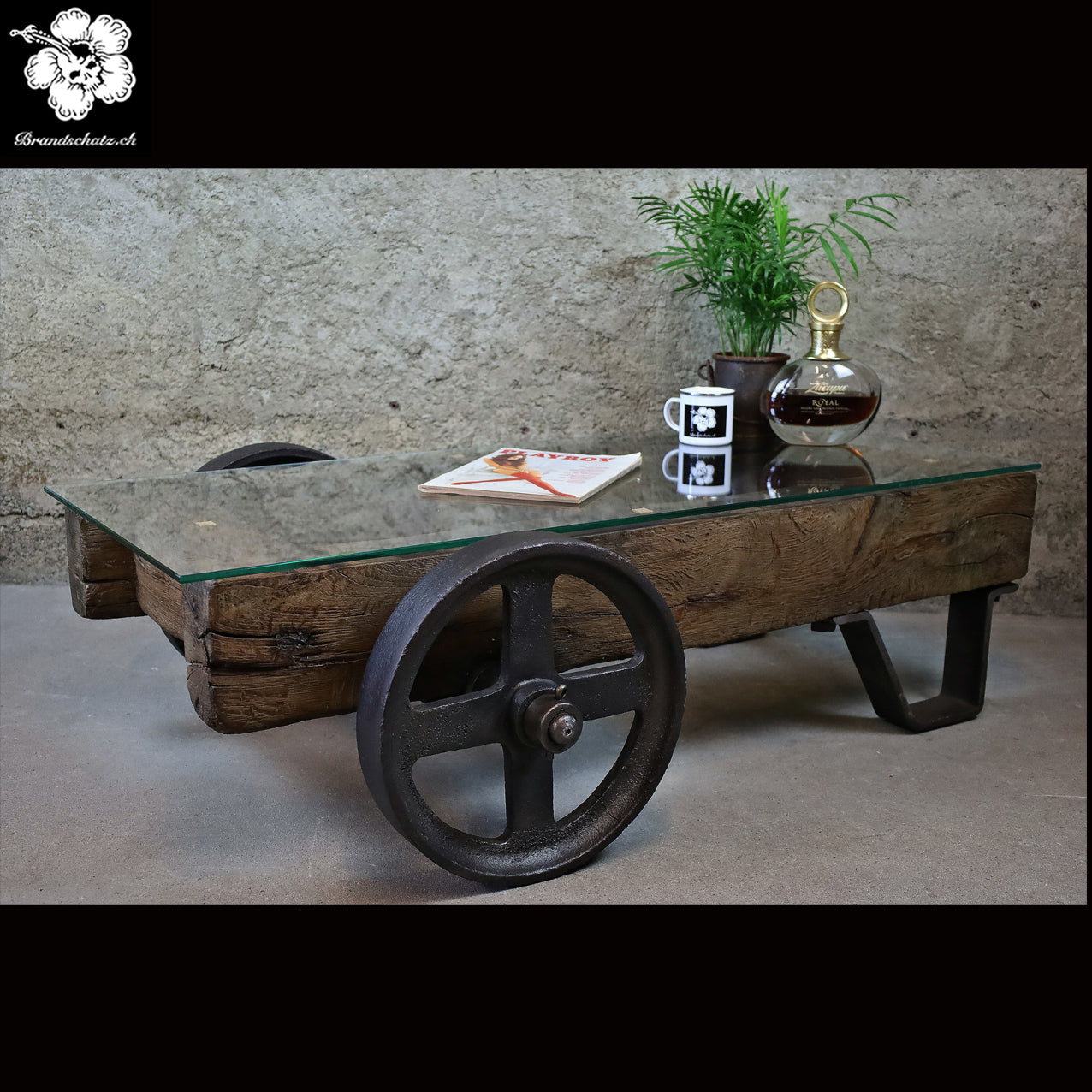 Couchtisch aus altem Schwerlast-Wagen