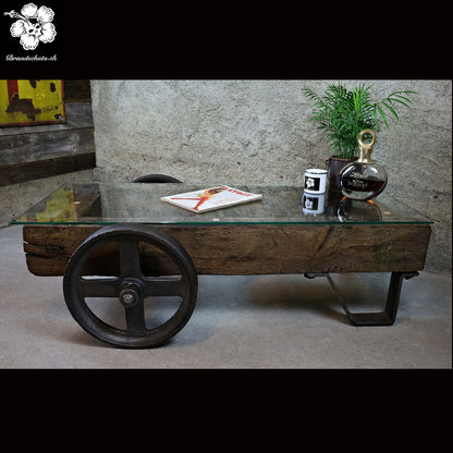 Couchtisch aus altem Schwerlast-Wagen